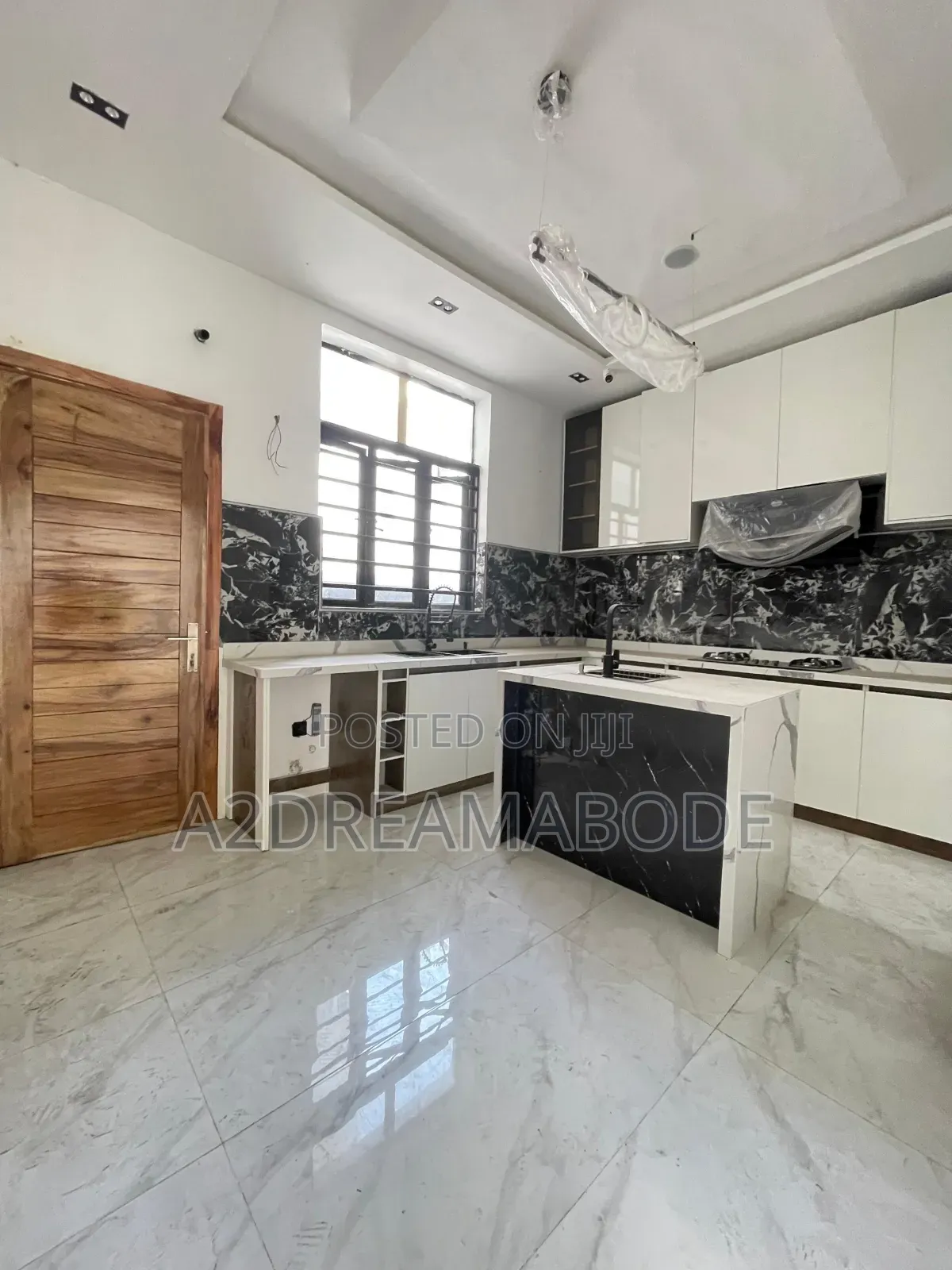 4bdrm Duplex in Chevron for sale