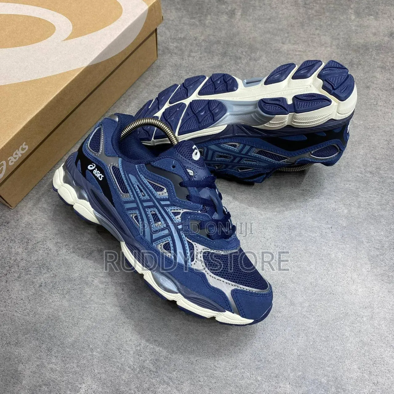 Navy Wave Performance Sneakers / Buy One Get a Free Sock