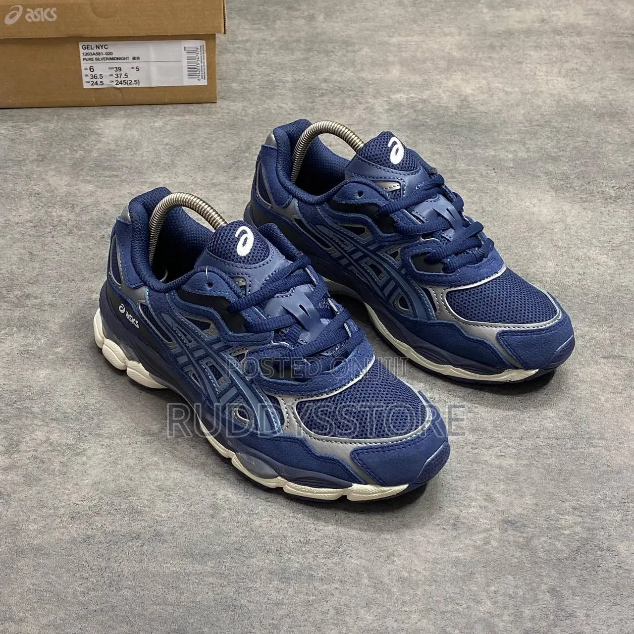 Navy Wave Performance Sneakers / Buy One Get a Free Sock