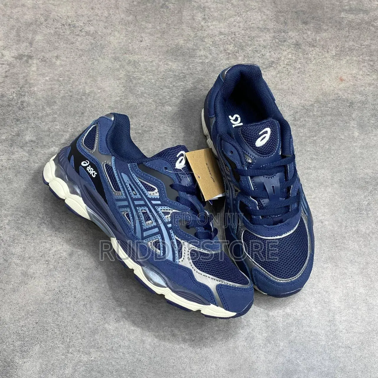 Navy Wave Performance Sneakers / Buy One Get a Free Sock