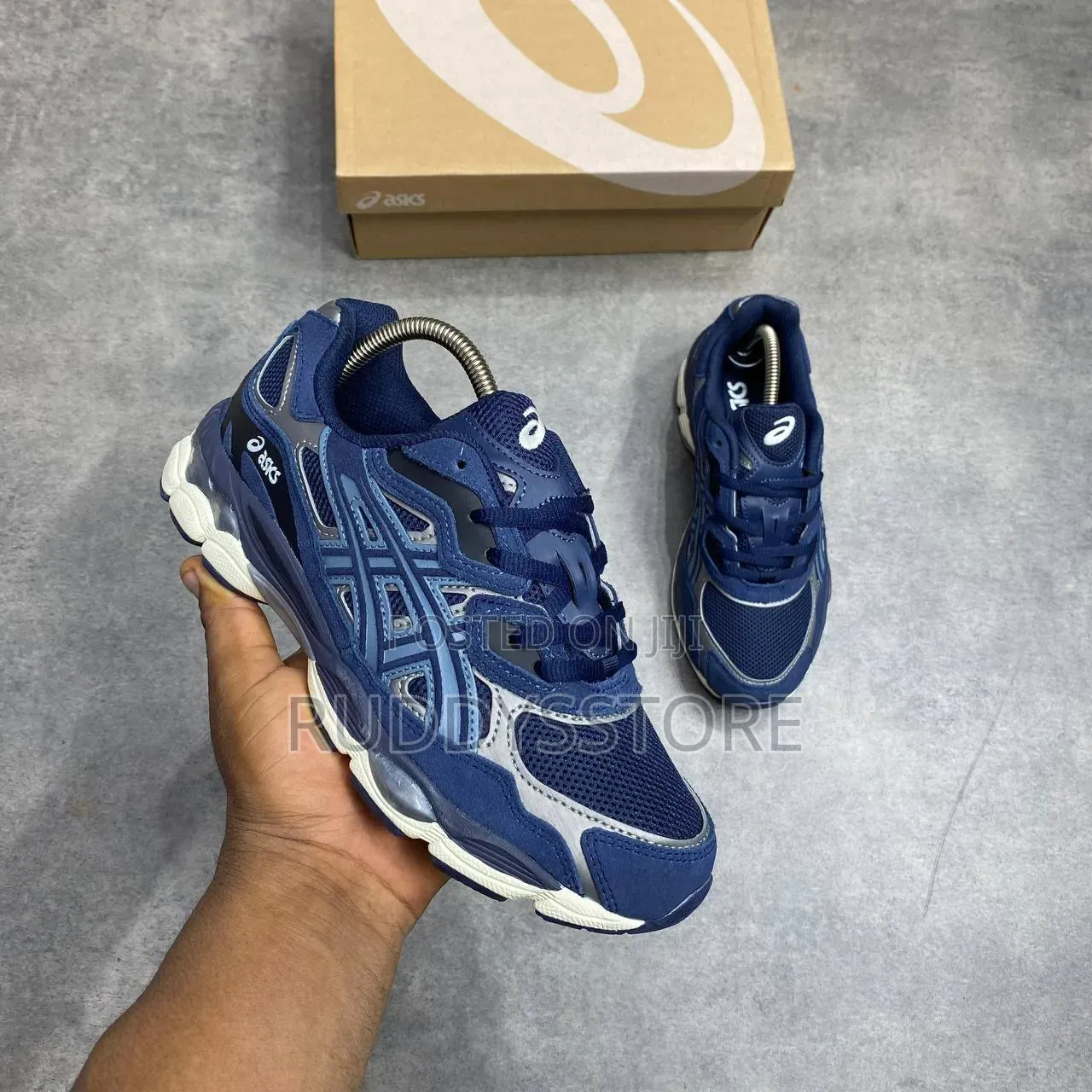 Navy Wave Performance Sneakers / Buy One Get a Free Sock
