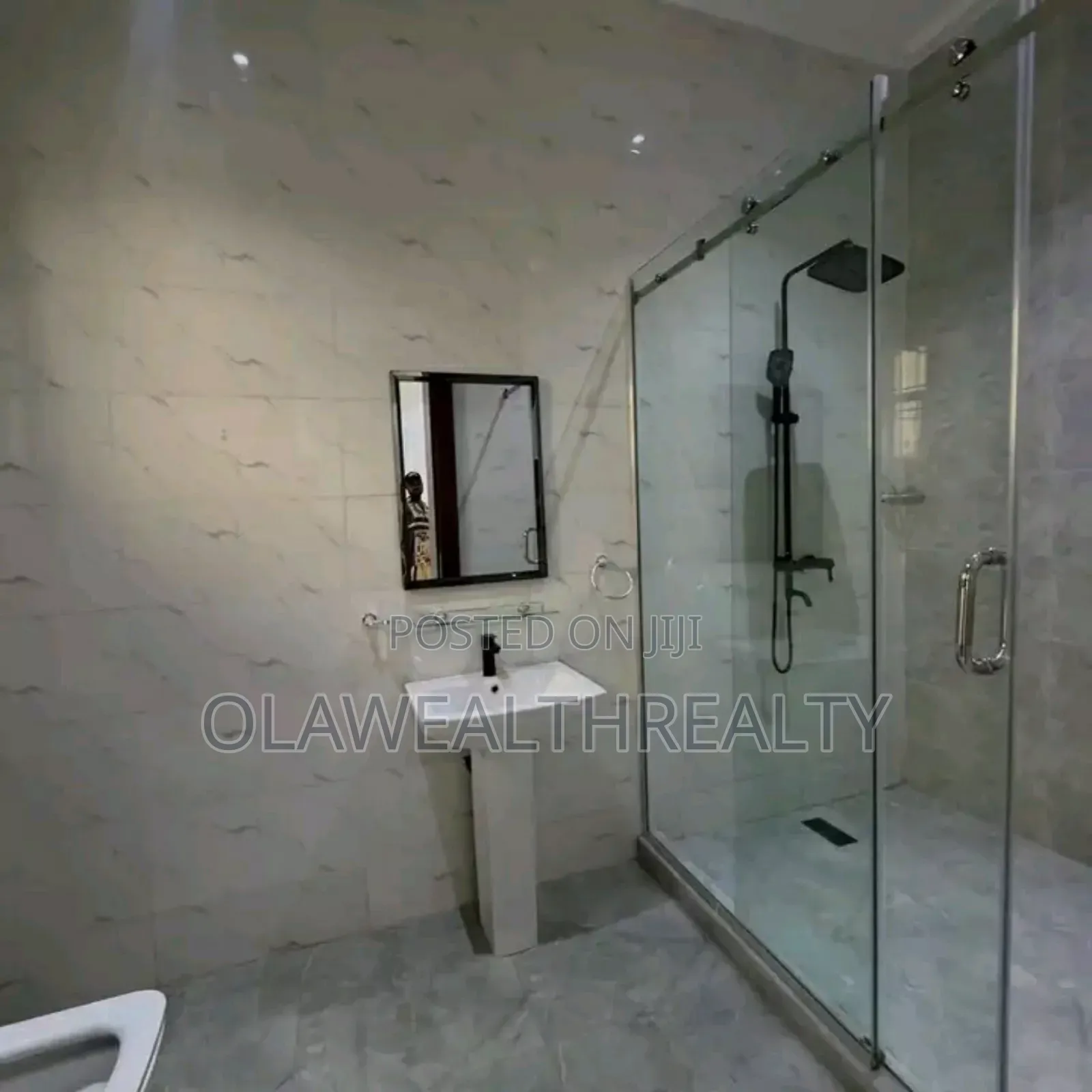 5bdrm Duplex in Guzape District for sale