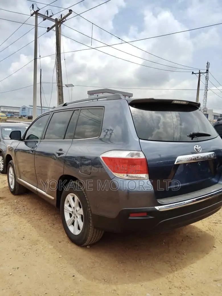 Toyota Highlander 3.5L 2WD 2013 Blue