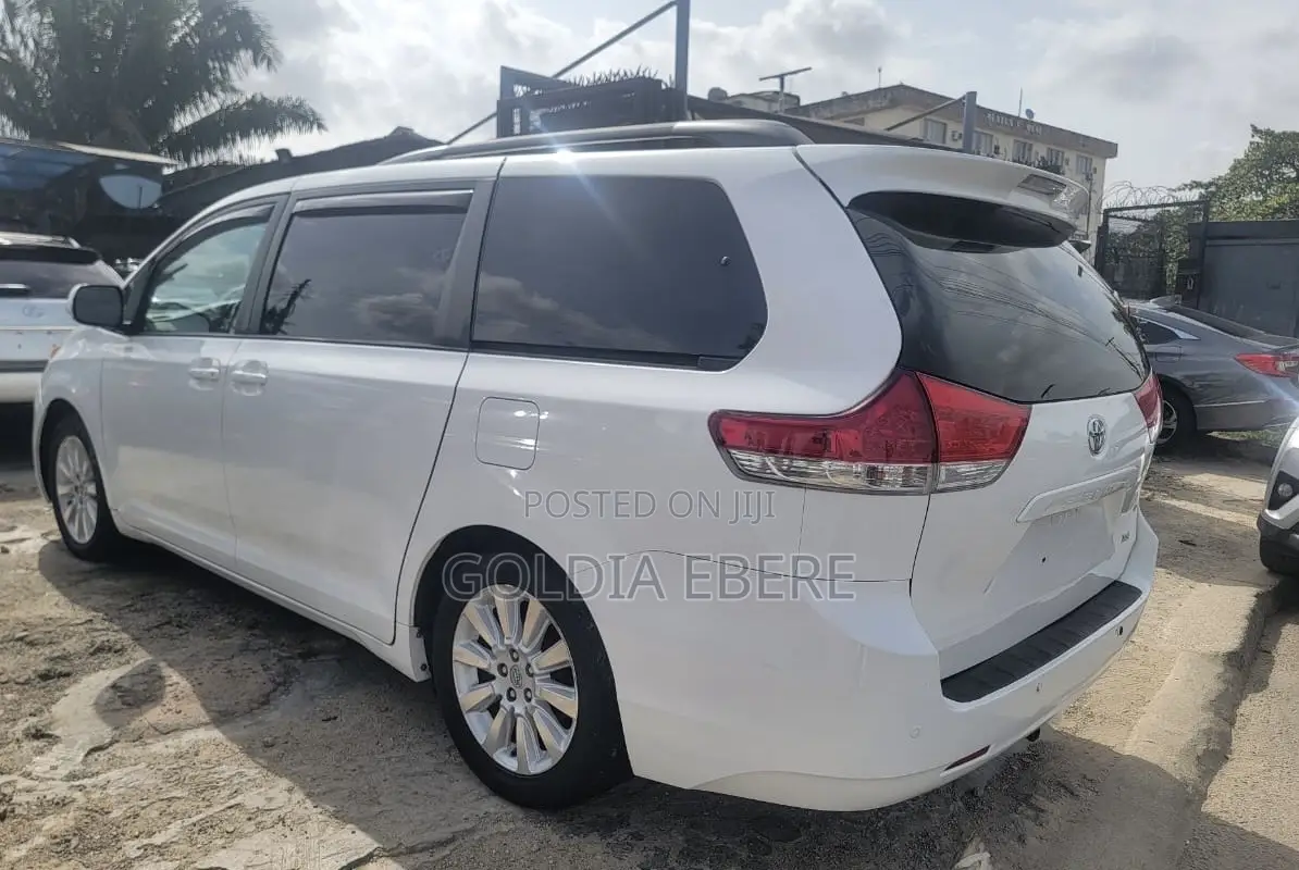Toyota Sienna 2013 White