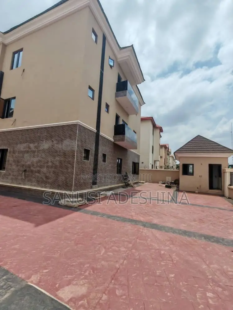 3bdrm Block of Flats in Mabushi Fct Abuja for sale