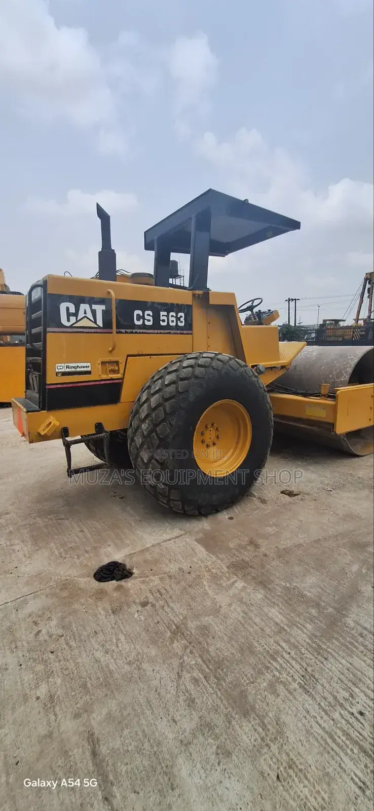 Caterpillar Smooth Drum Roller for Sale. Price: 135 Million