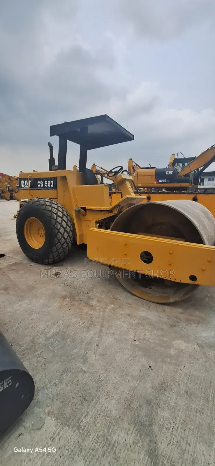 Caterpillar Smooth Drum Roller for Sale. Price: 135 Million