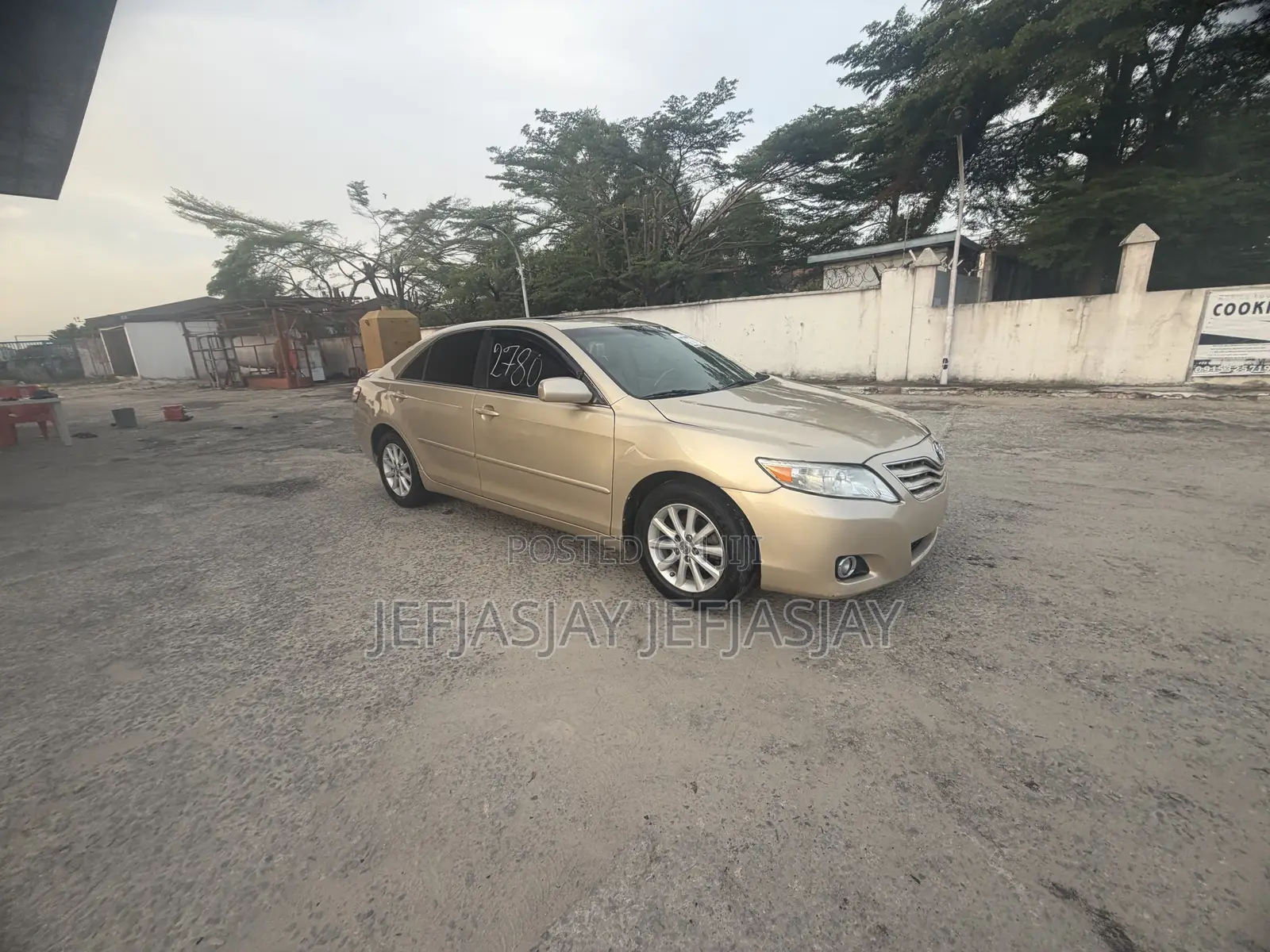 Toyota Camry XLE 4dr Sedan (2.5L 4cyl 6A) 2011 Gold