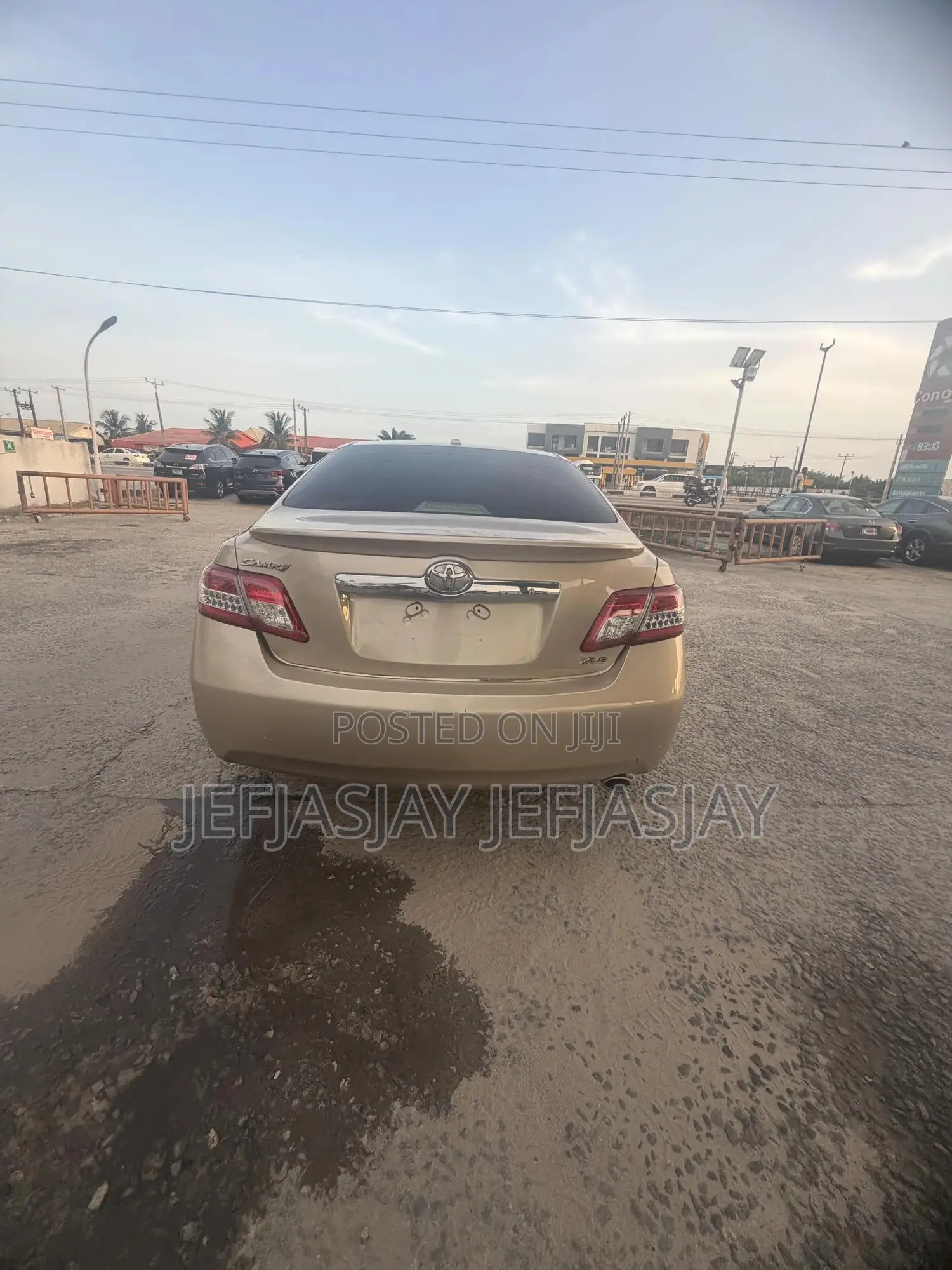 Toyota Camry XLE 4dr Sedan (2.5L 4cyl 6A) 2011 Gold