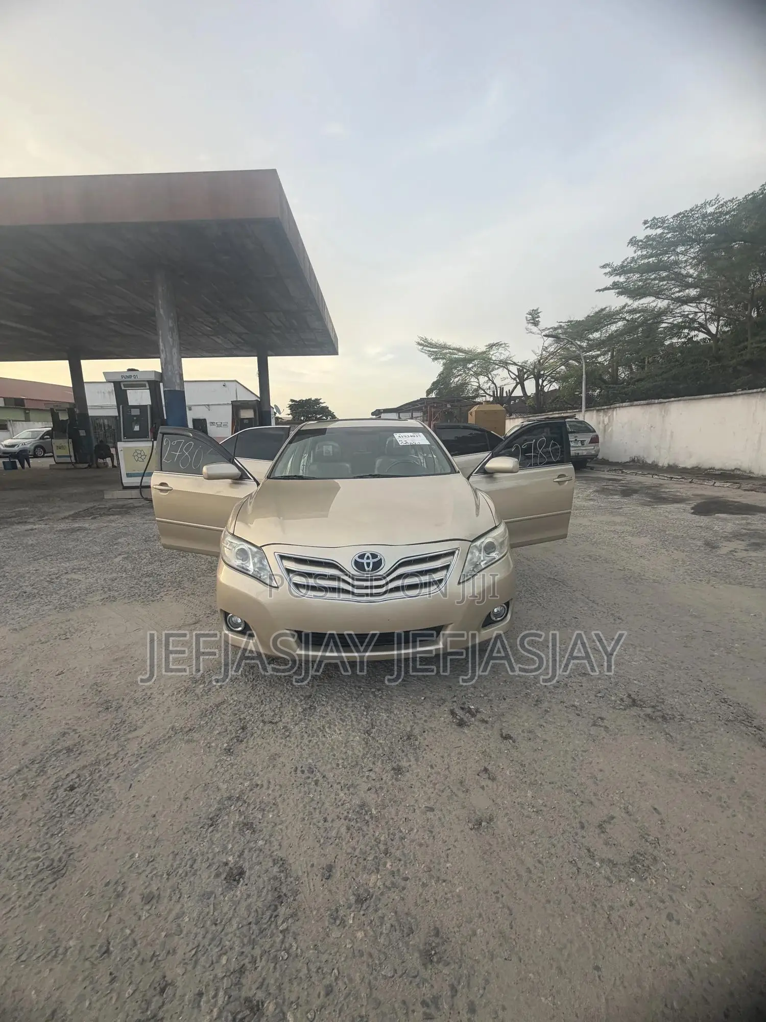 Toyota Camry XLE 4dr Sedan (2.5L 4cyl 6A) 2011 Gold
