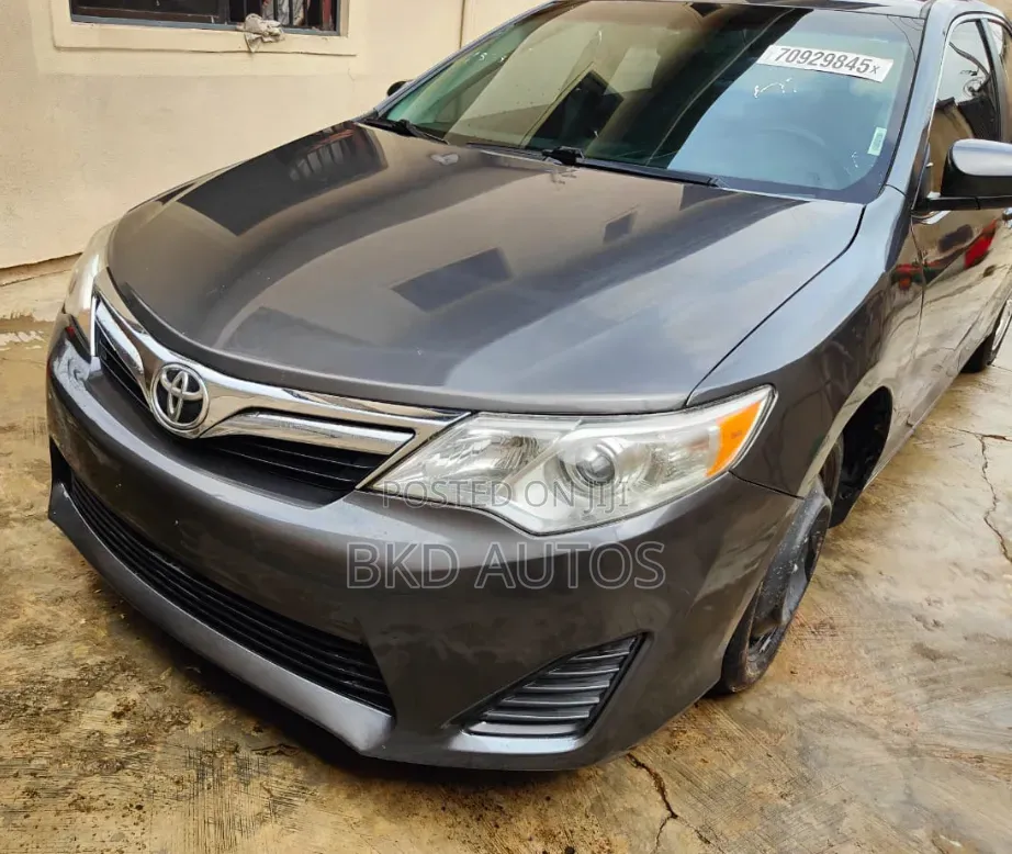Toyota Camry LE 4dr Sedan (2.5L 4cyl 6A) 2012 Gray