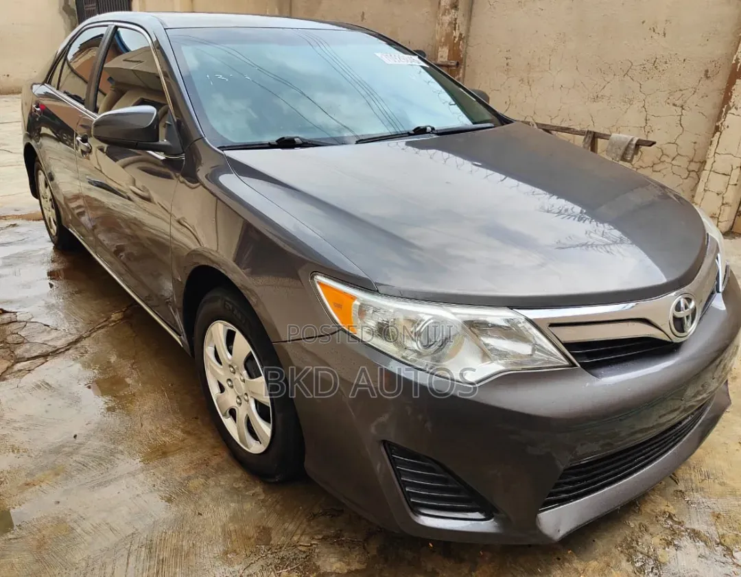 Toyota Camry LE 4dr Sedan (2.5L 4cyl 6A) 2012 Gray