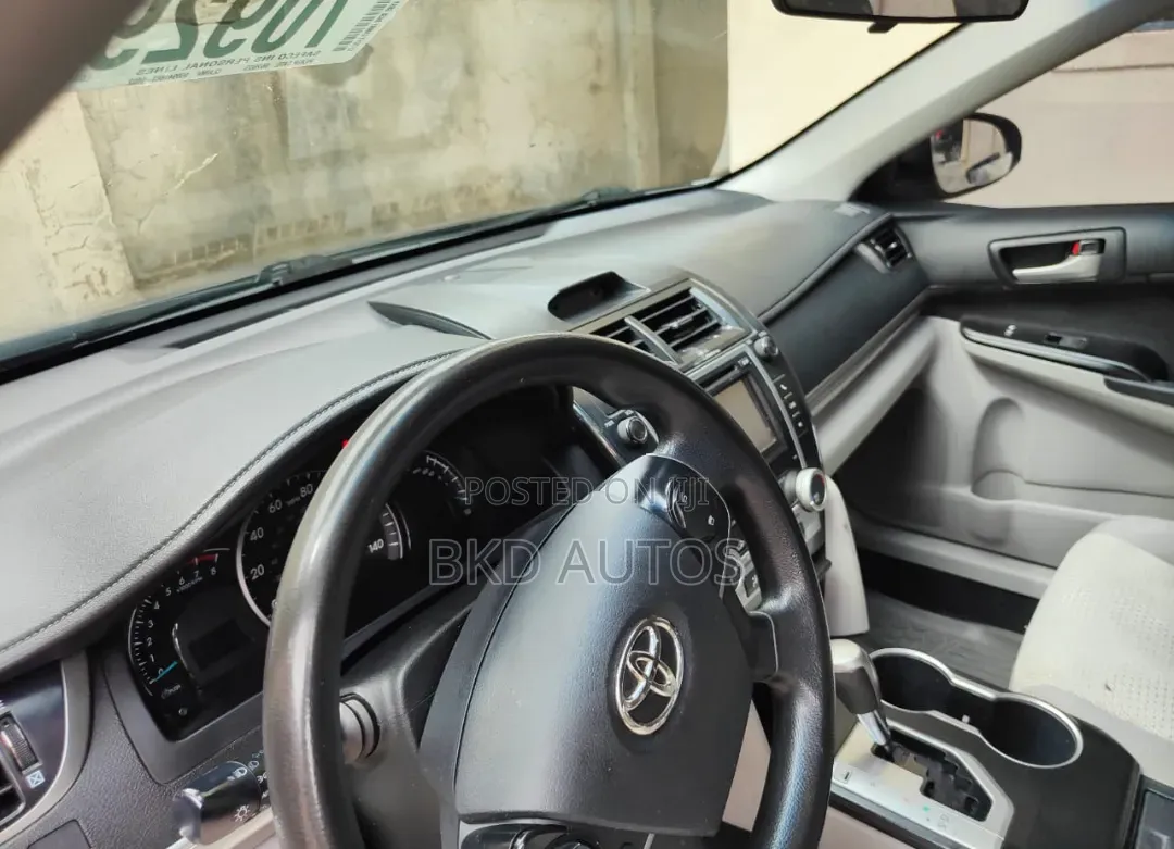 Toyota Camry LE 4dr Sedan (2.5L 4cyl 6A) 2012 Gray