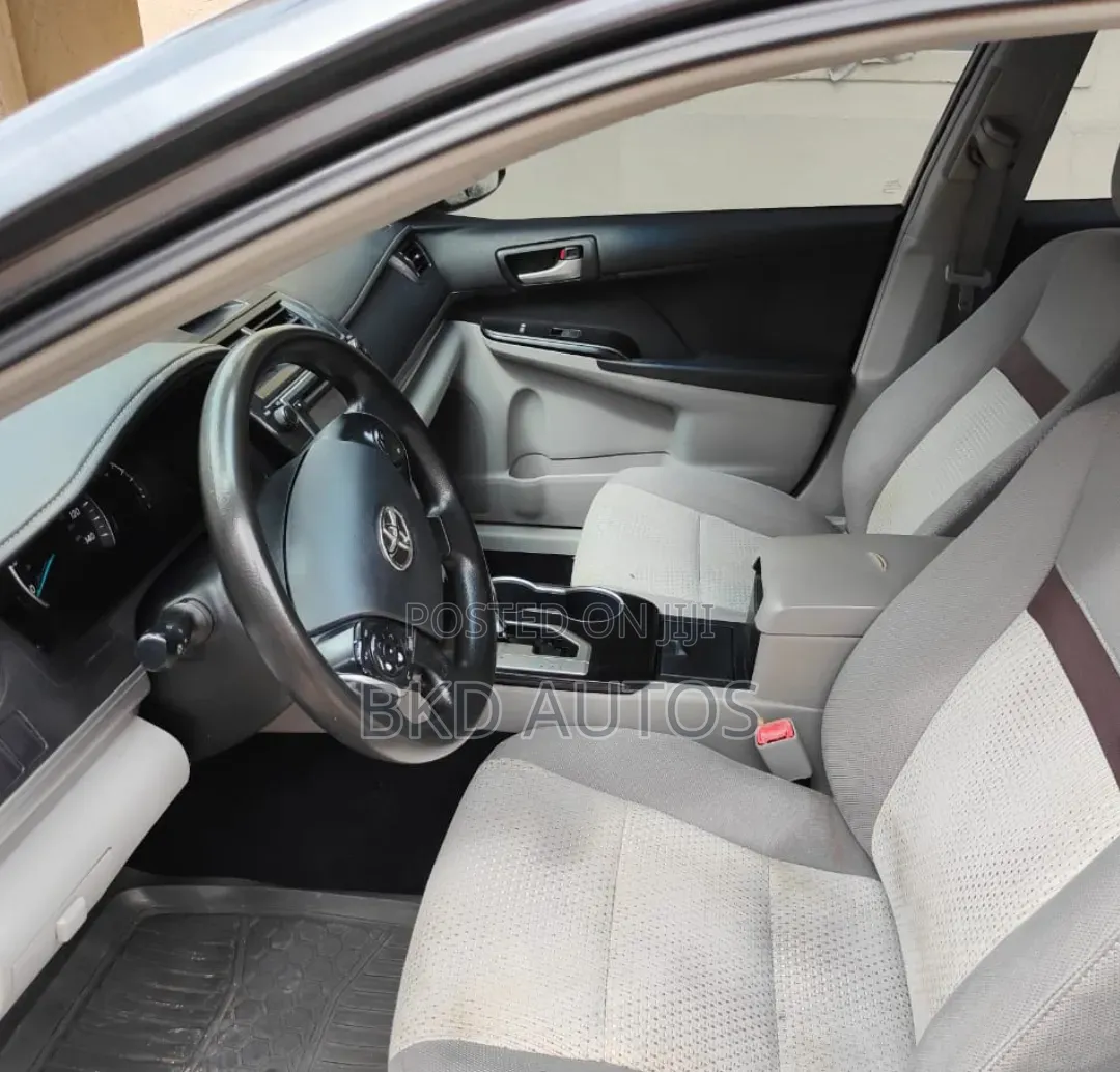 Toyota Camry LE 4dr Sedan (2.5L 4cyl 6A) 2012 Gray