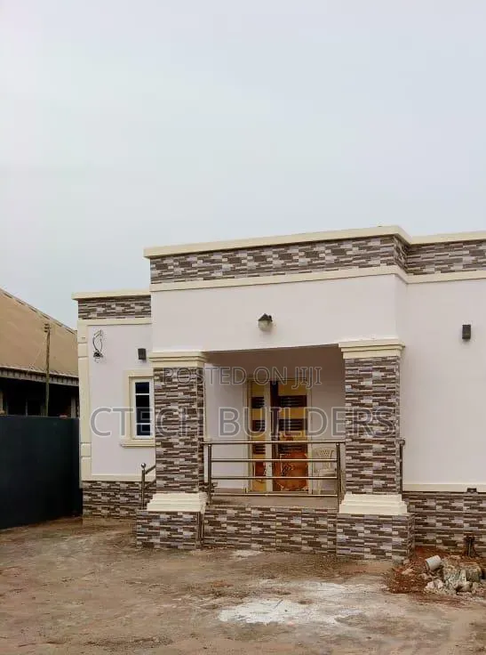 3bdrm Bungalow in Benin City for sale