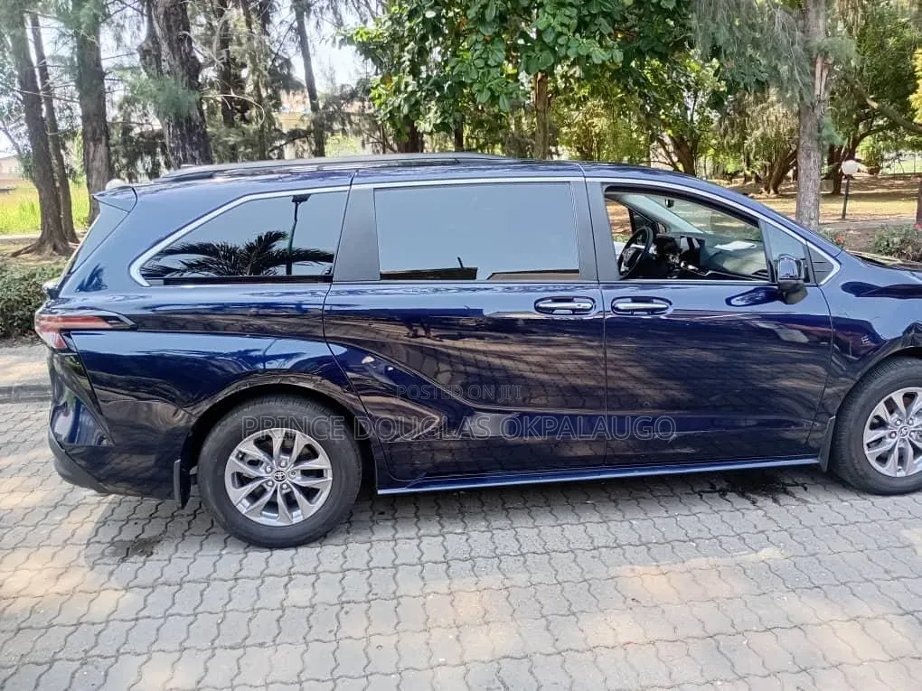 Toyota Sienna 2025 Blue