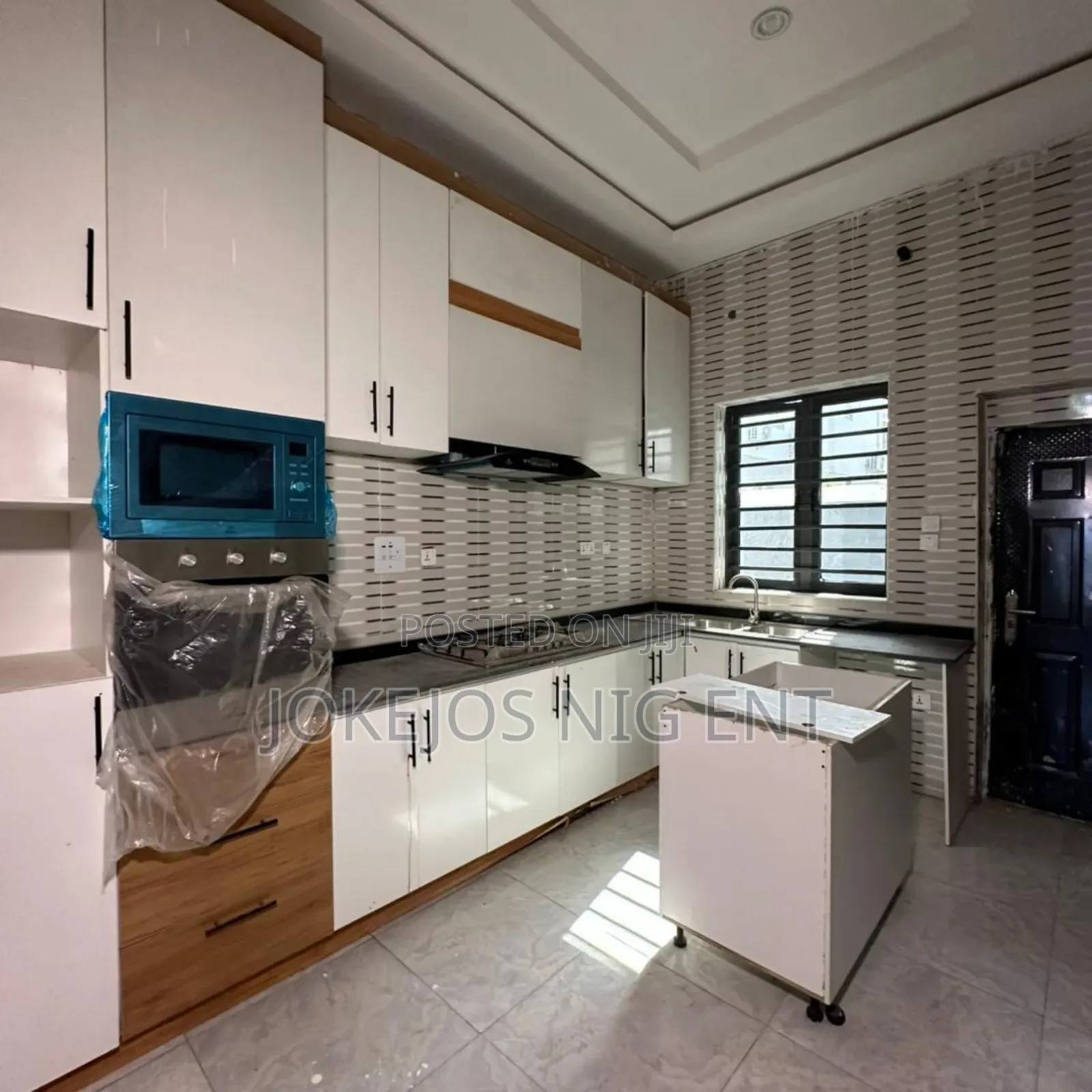 4bdrm Townhouse/Terrace in Orchid Road, Lafiaji for sale