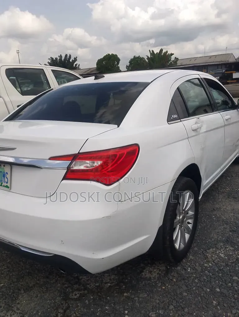 Chrysler 300C 2012 White