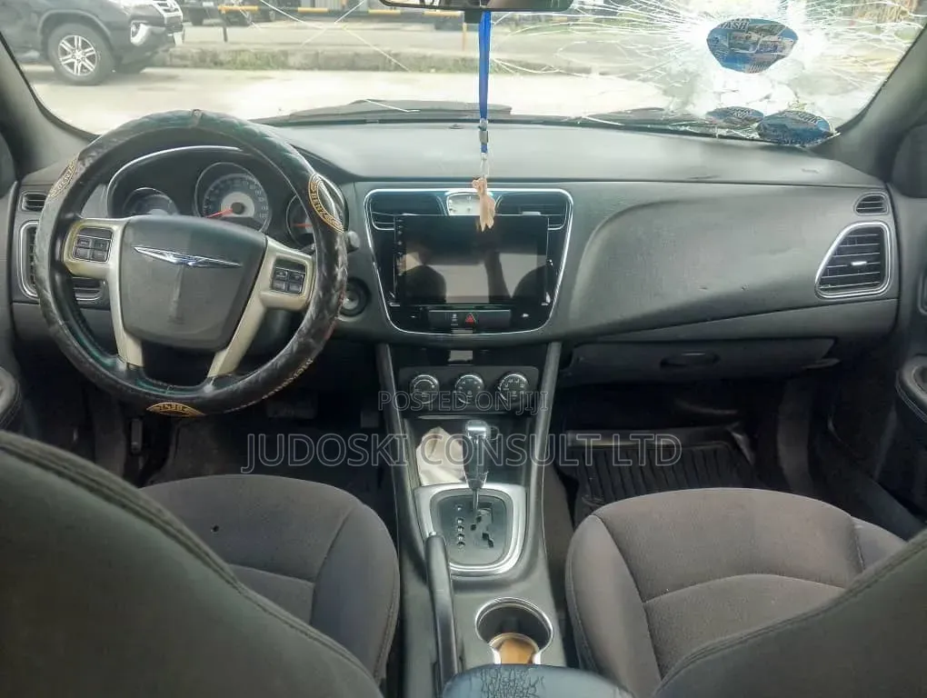 Chrysler 300C 2012 White