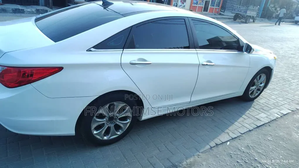 Hyundai Sonata SE Sedan FWD (2.4L 4cyl 6A) 2013 White