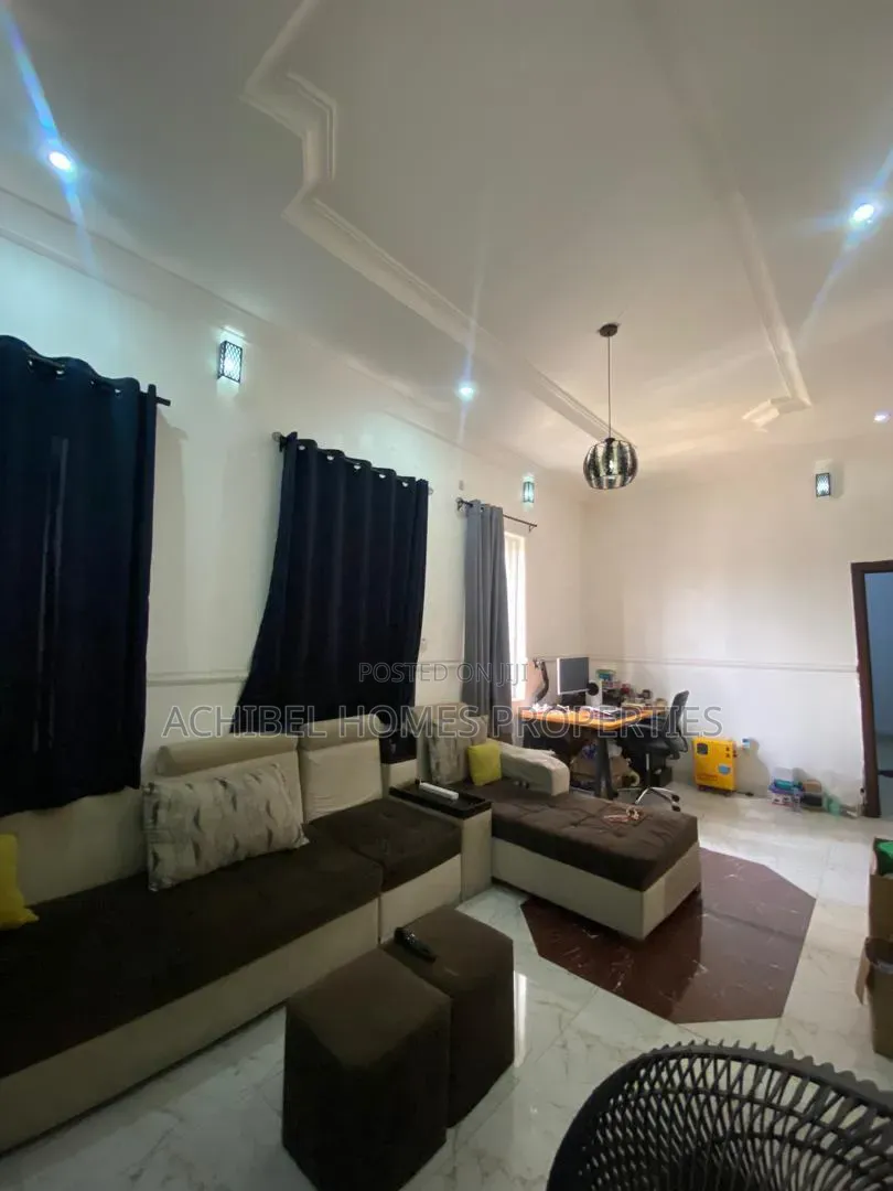 Mini Flat in Chevron for rent