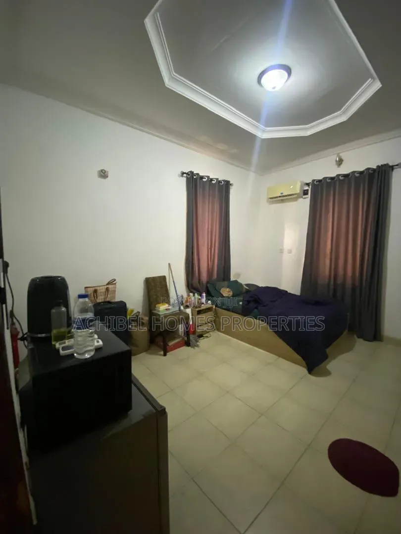 Mini Flat in Chevron for rent