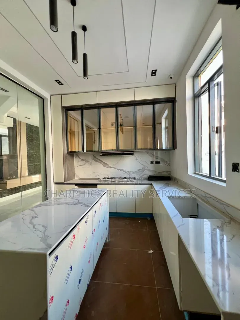 4bdrm Duplex in Chevron for sale