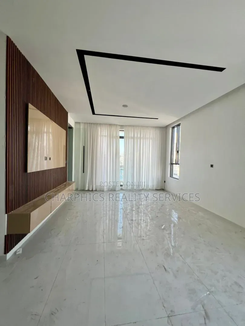 4bdrm Duplex in Chevron for sale