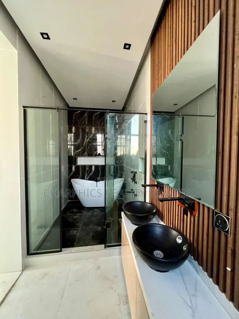 4bdrm Duplex in Chevron for sale