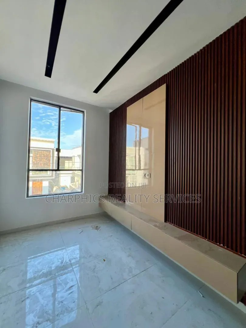 4bdrm Duplex in Chevron for sale