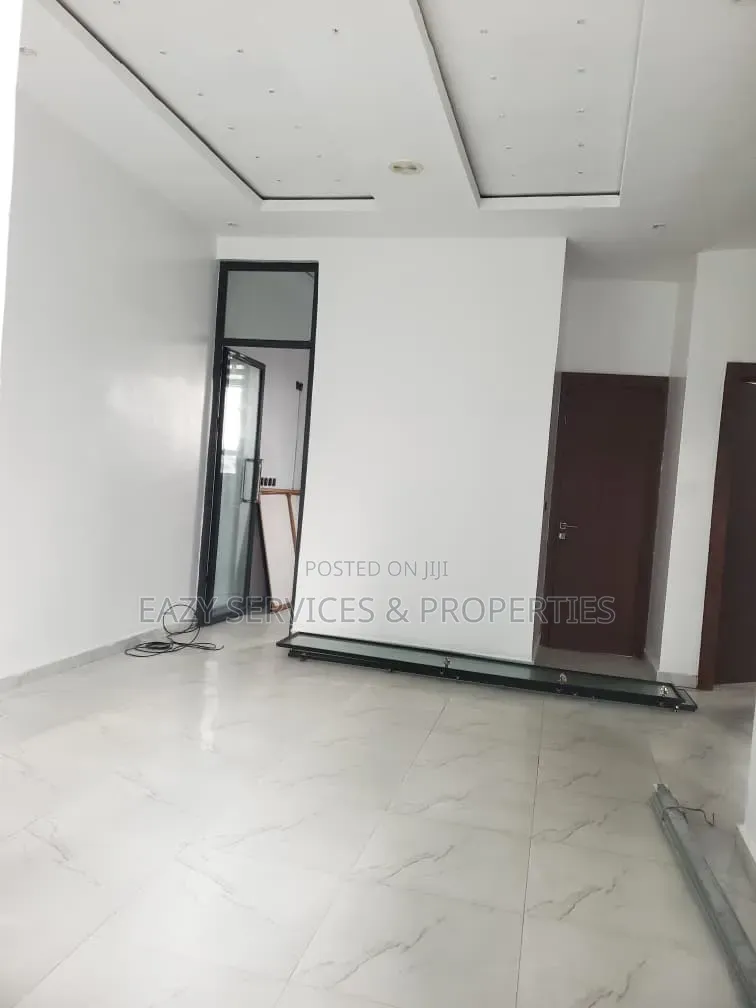 2bdrm Apartment in Gated And Secured, Lekki Phase 1 for sale