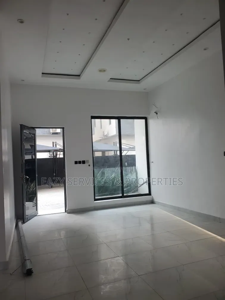 2bdrm Apartment in Gated And Secured, Lekki Phase 1 for sale