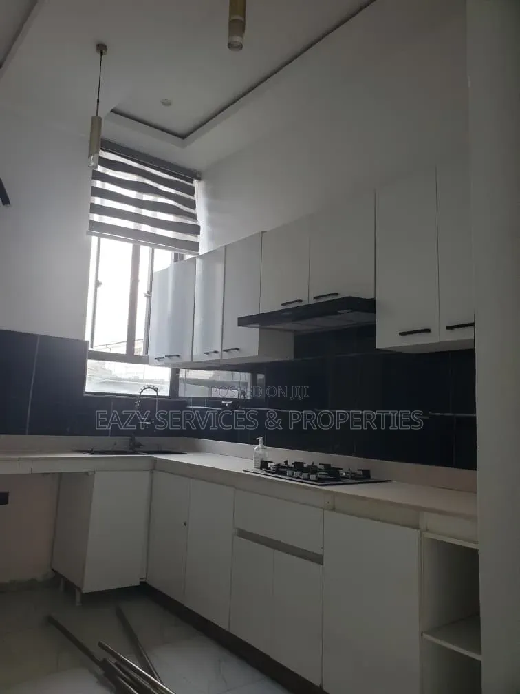 2bdrm Apartment in Gated And Secured, Lekki Phase 1 for sale