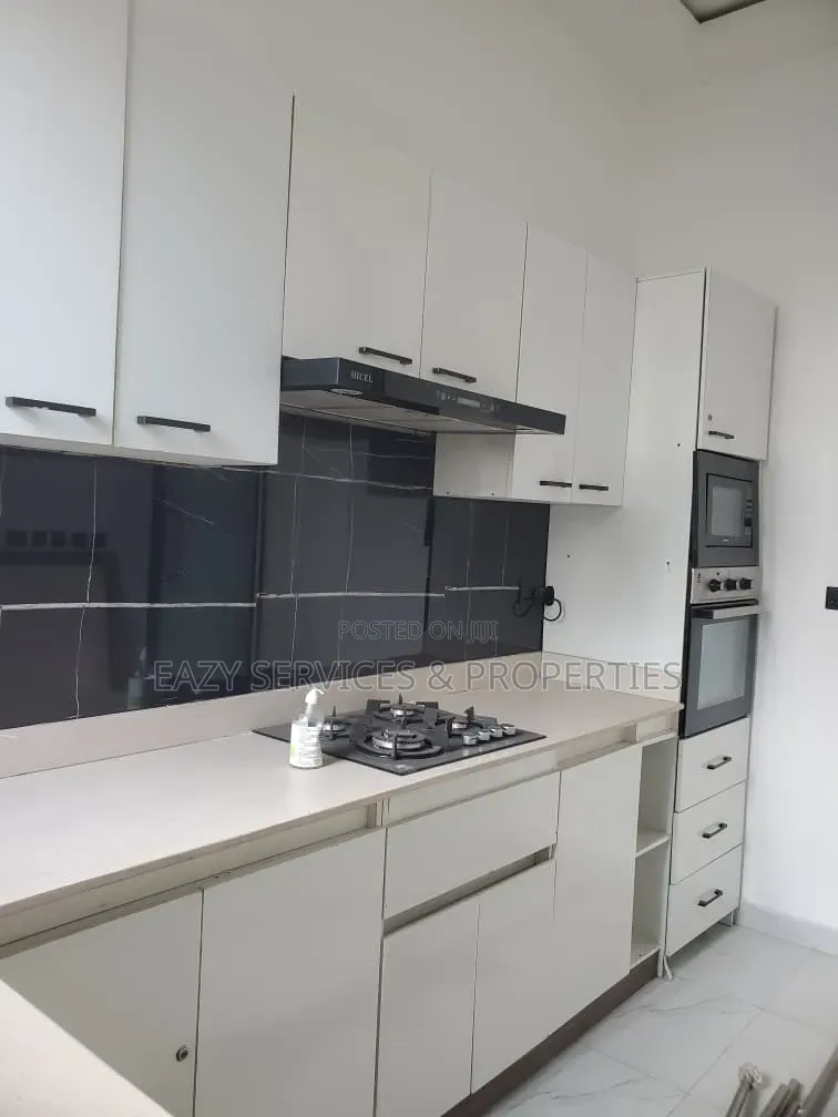 2bdrm Apartment in Gated And Secured, Lekki Phase 1 for sale