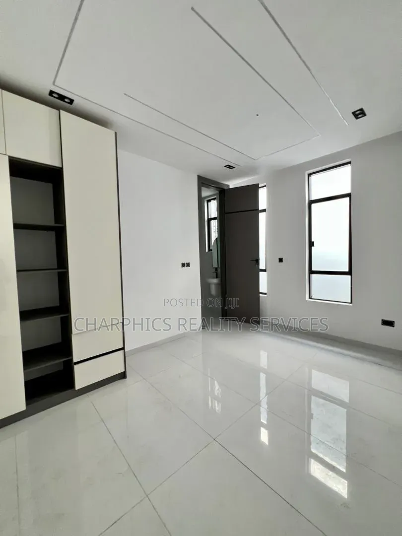 4bdrm Duplex in Chevron for sale