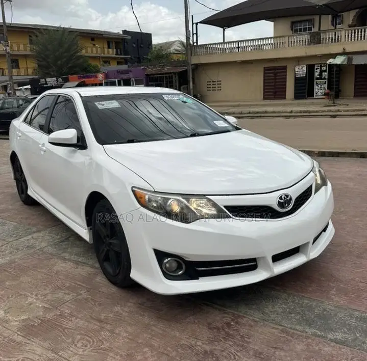Toyota Camry SE 4dr Sedan (2.5L 4cyl 6A) 2014 White