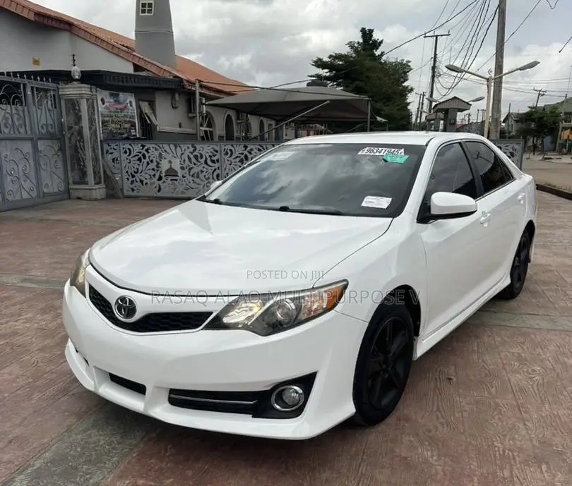 Toyota Camry SE 4dr Sedan (2.5L 4cyl 6A) 2014 White