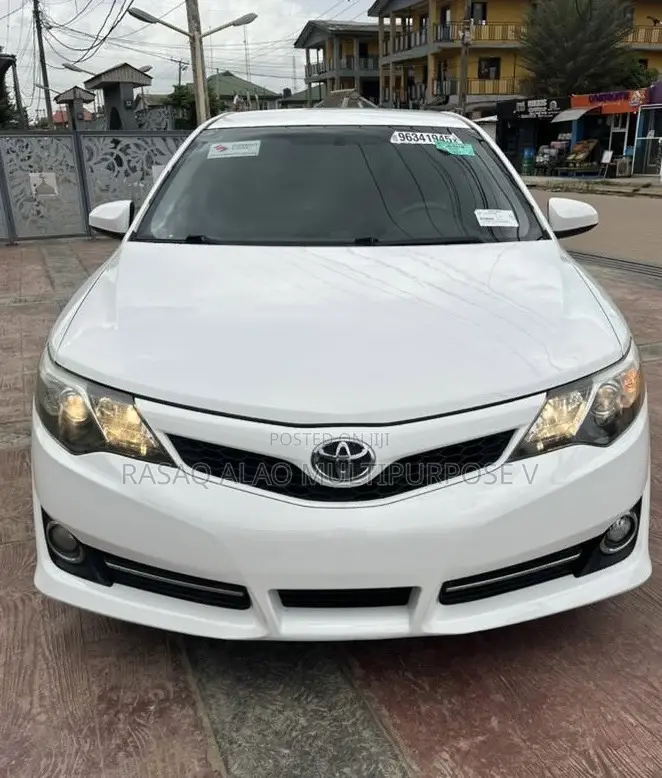 Toyota Camry SE 4dr Sedan (2.5L 4cyl 6A) 2014 White