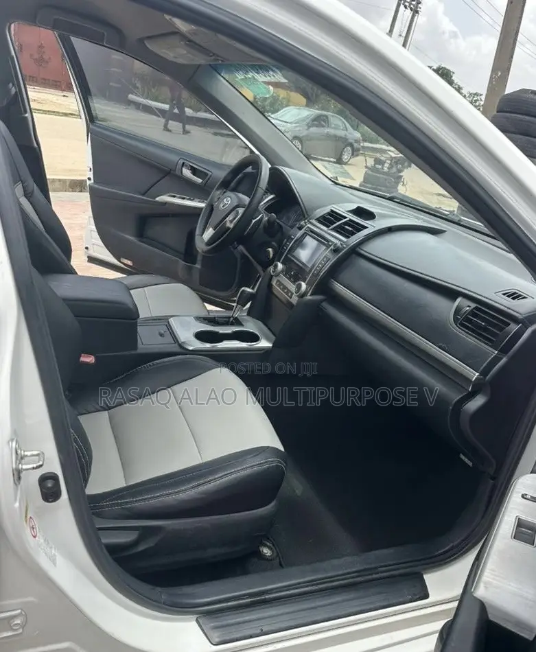 Toyota Camry SE 4dr Sedan (2.5L 4cyl 6A) 2014 White