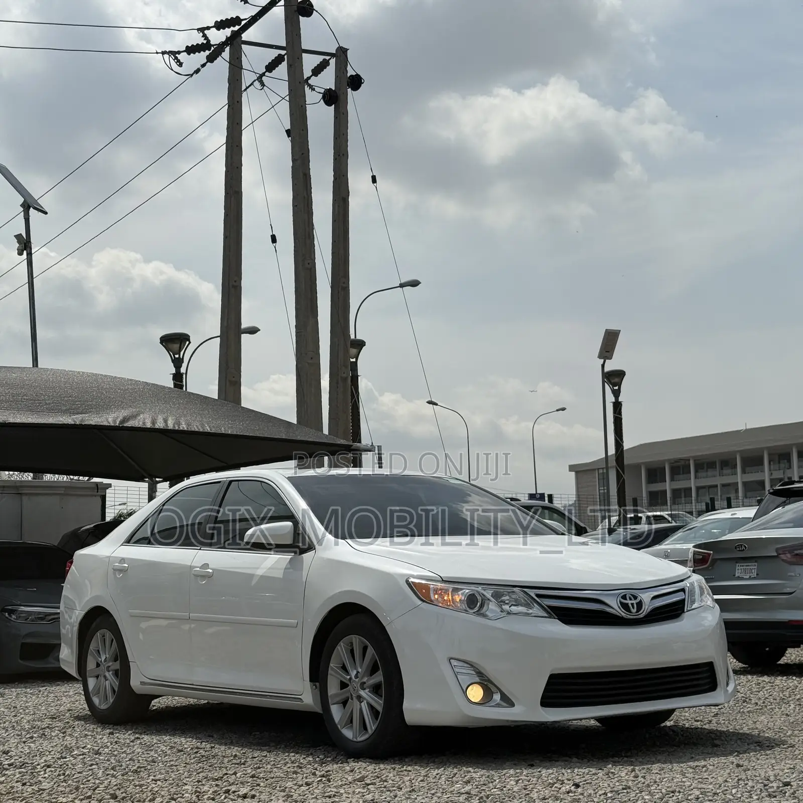 Toyota Camry XLE V6 4dr Sedan (3.5L 6cyl 6A) 2012 White