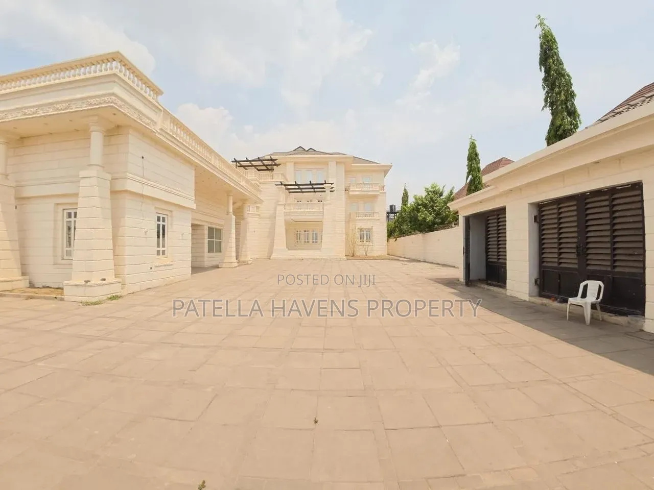8bdrm Mansion in Maitama for sale