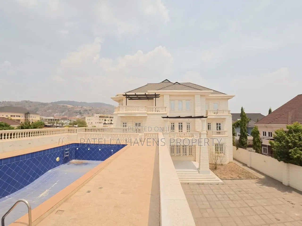 8bdrm Mansion in Maitama for sale
