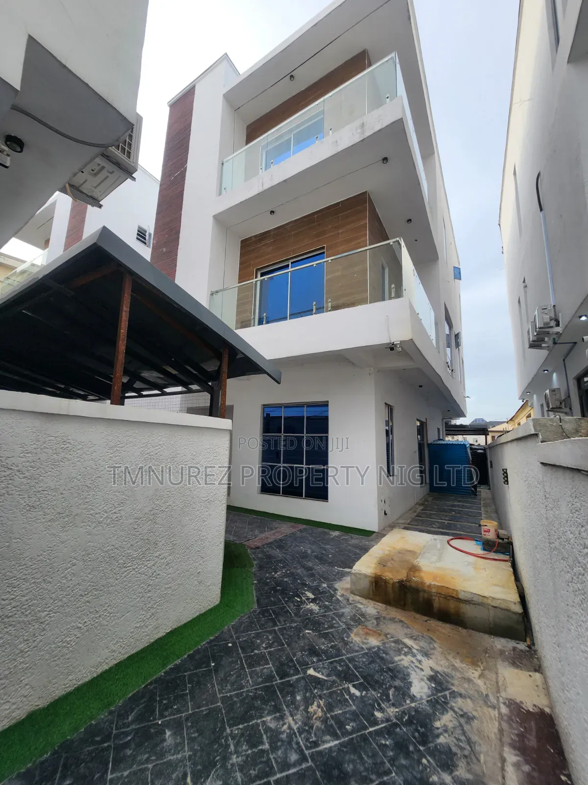 5bdrm Duplex in Chevron for rent