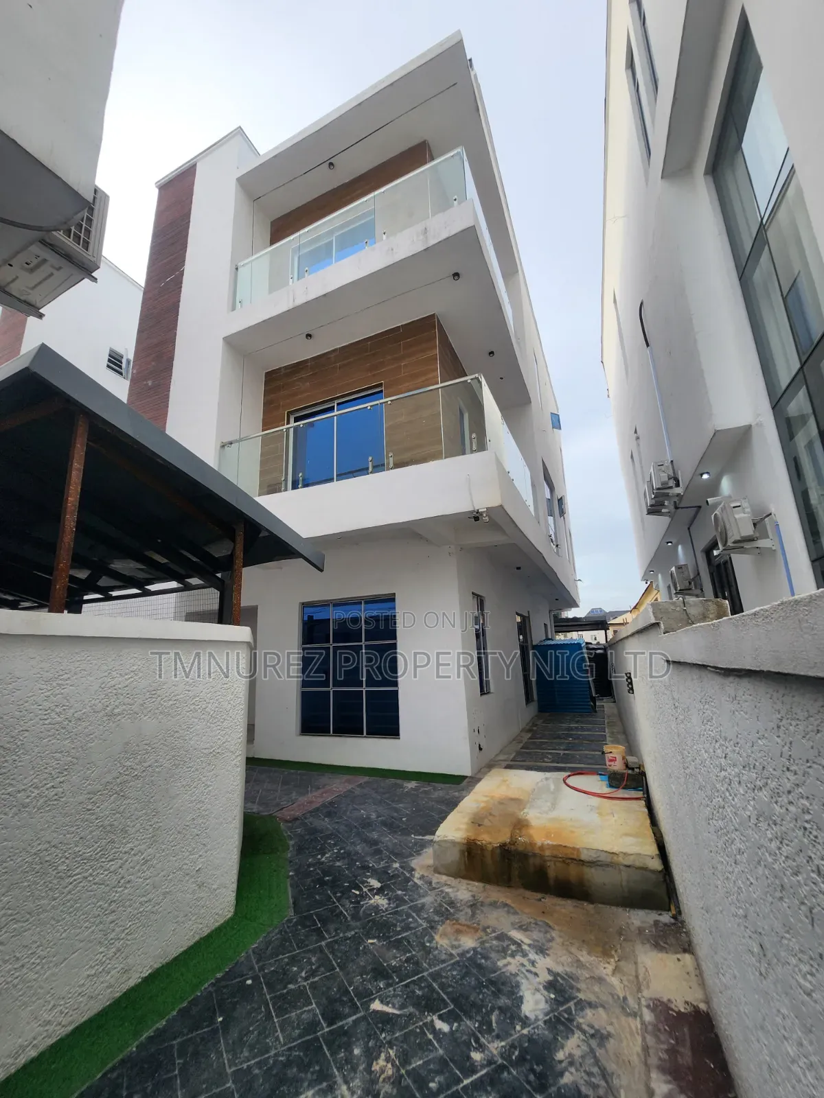 5bdrm Duplex in Chevron for rent