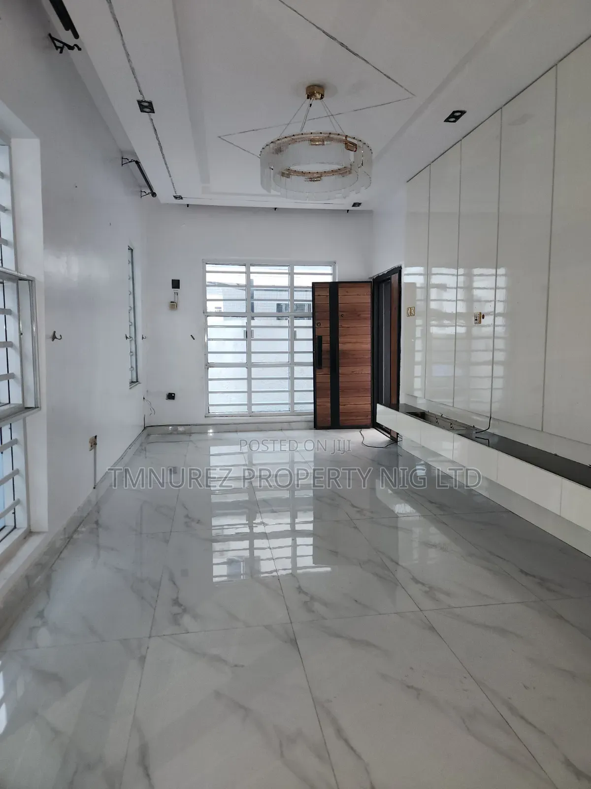 5bdrm Duplex in Chevron for rent