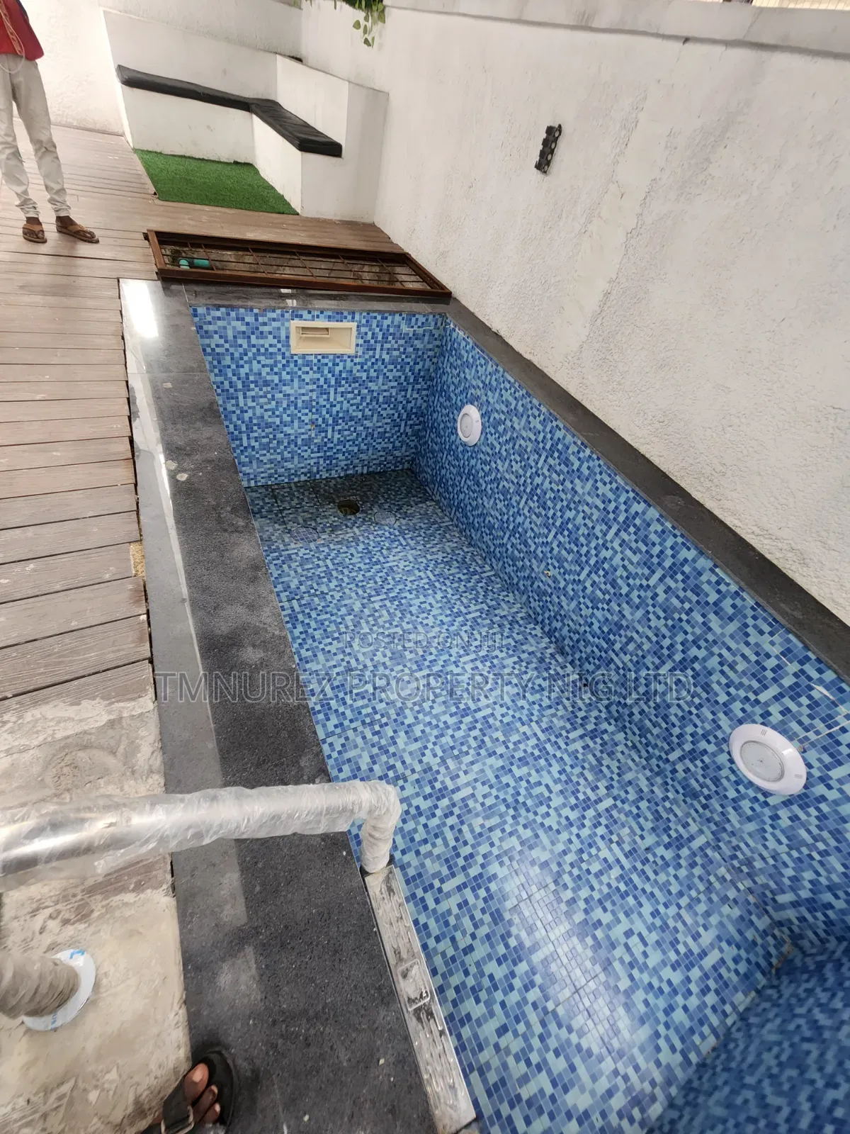 5bdrm Duplex in Chevron for rent