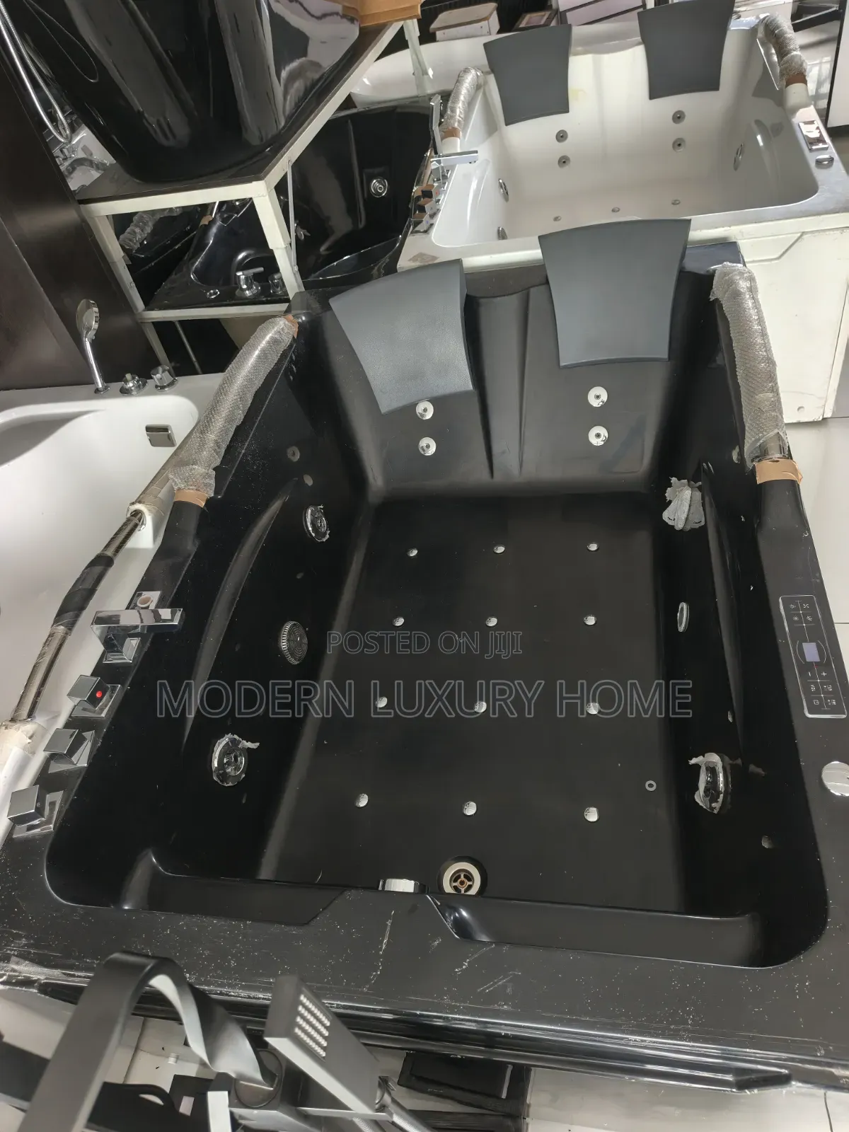 Luxury Black Double Seater Jacuzzi With Bluetooth Speaker