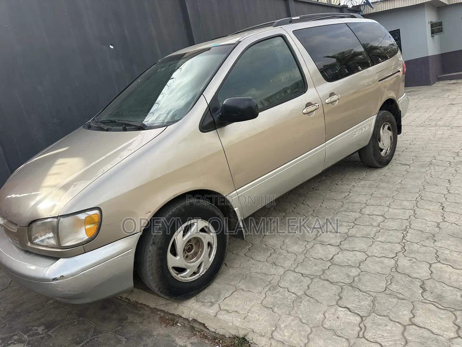 Toyota Sienna XLE & 1 hatch 2000 Gold
