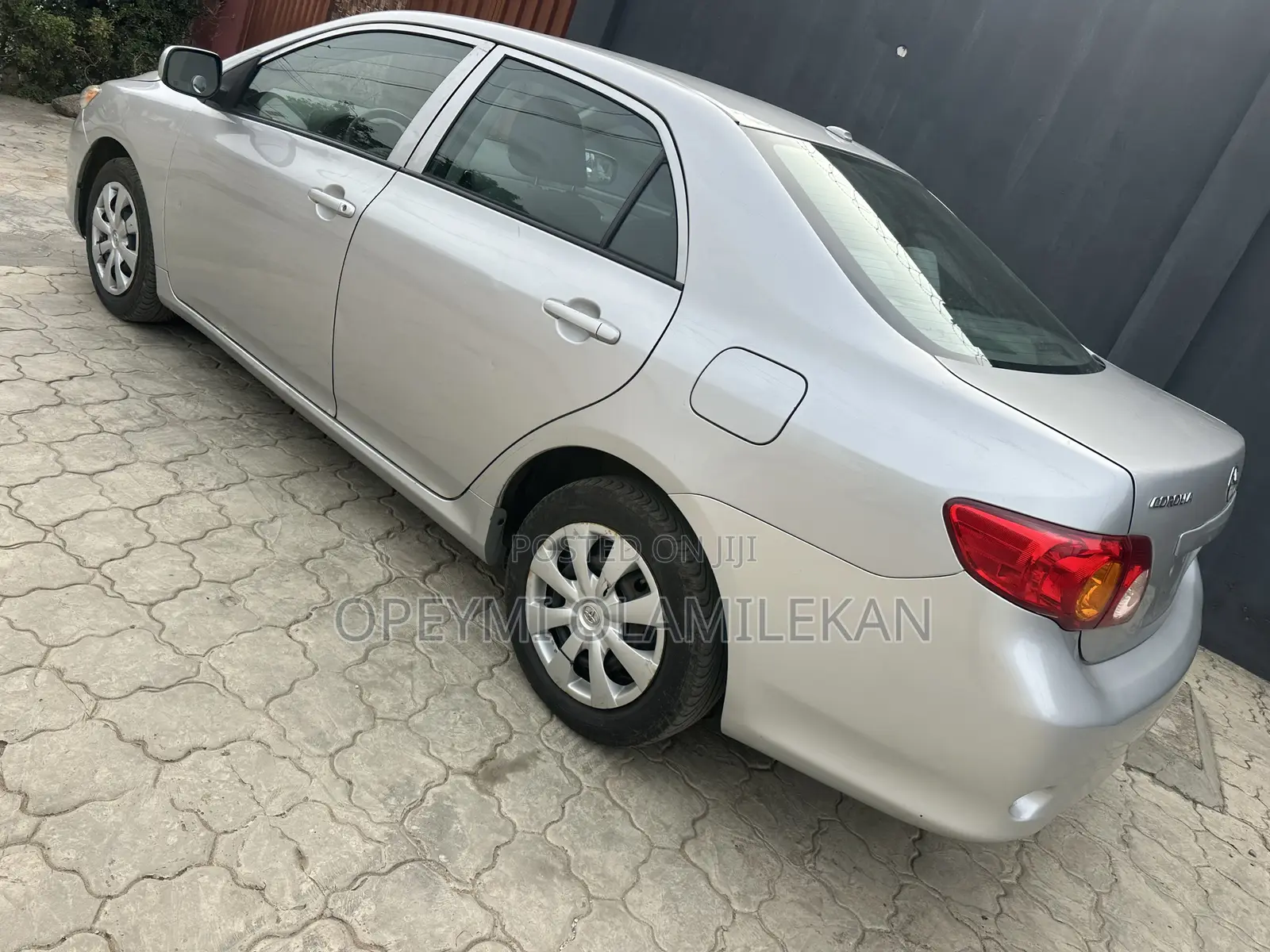 Toyota Corolla LE 4dr Sedan (1.8L 4cyl 4A) 2010 Silver