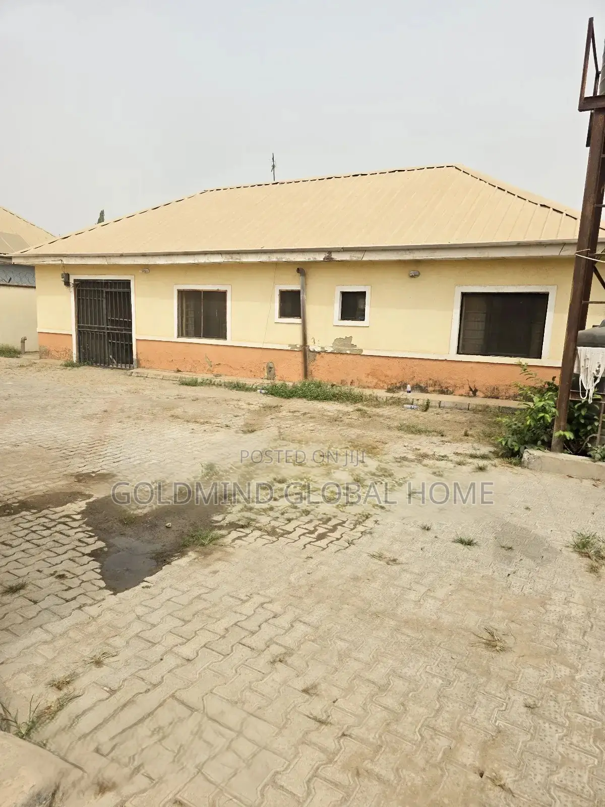 6bdrm Bungalow in Lugbe - Abuja, FHA for sale
